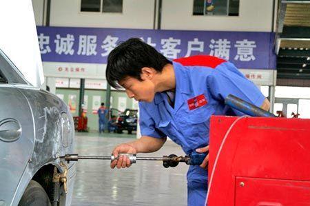剮蹭碰撞后 車(chē)身劃痕凹陷修復(fù)方法
