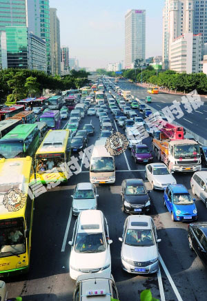 廣州塞車年損失過億小時(shí) 人大代表呼吁限制上牌