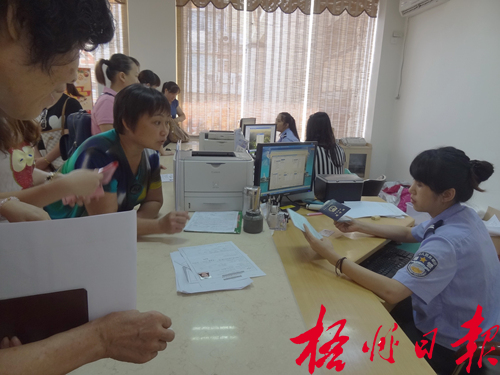 7月10日，在市公安局出入境管理支隊接待大廳，市民正咨詢或辦理出入境證件業(yè)務。黃東榮 攝 