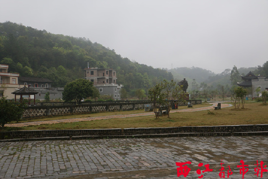 在生態鄉村建設中，大坡鎮料神村李濟深故居前的廣場呈現出嶄新面貌。 