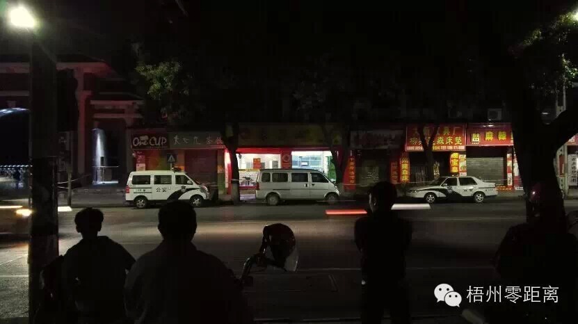 晚上11點后，街上的行人和車流漸漸稀少，但現場對面仍有不少群眾圍觀